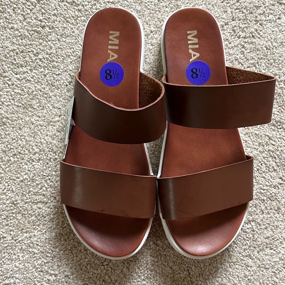 MIA NWT 8.5 brown Sandals